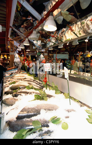 Granville Island il Mercato Pubblico, Vancouver, BC, British Columbia, Canada - freschi Salmone selvatico e pesce in vendita su ghiaccio Foto Stock