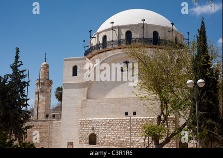 Un minareto musulmano sorge accanto alla cupola della sinagoga Hurva nel quartiere ebraico della città vecchia di Gerusalemme. Foto Stock