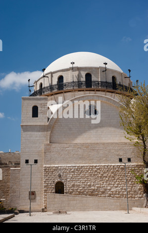 La cupola della sinagoga Hurva sorge sopra il quartiere ebraico della città vecchia di Gerusalemme. Foto Stock