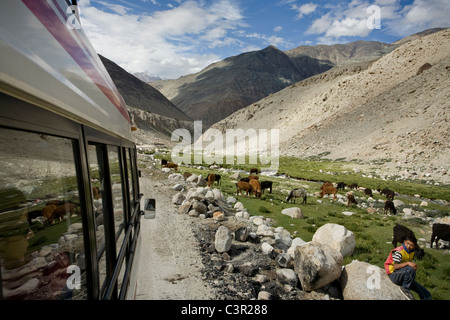 Strada da Leh a Valle di Nubra, attraverso ad alta altitudine road a Wari La Pass, in Ladakh, India. Foto Stock