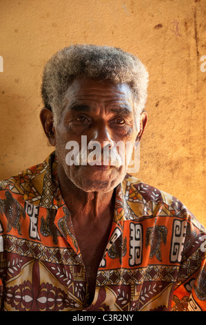 L'uomo delle Fiji in Naveyago villaggio sul fiume Sigatoka, isola di Viti Levu, Fiji. Foto Stock