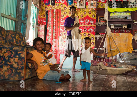 Famiglia nei loro bure nel villaggio di Naveyago sul fiume Sigatoka, isola di Viti Levu, Fiji. Foto Stock