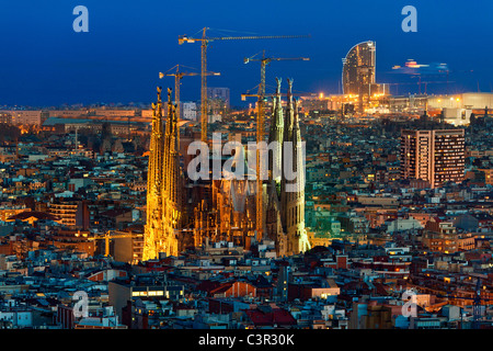 Vista della Sagrada familia e lo skyline di Barcelon, Foto Stock