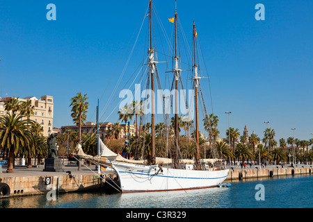 Navigazione delle navi al porto vecchio di Barcellona Foto Stock