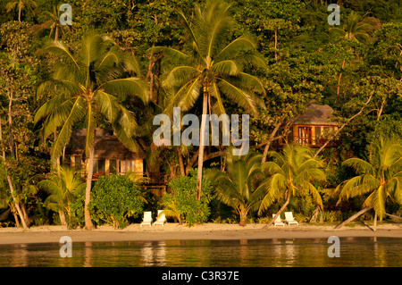 Spiaggia e valutazione alloggio a Matangi Private Island Resort Fiji. Foto Stock