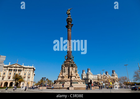 Una statua di bronzo di Christopher Columbus sormonta la ghisa Monumento a Colon sul lungomare di Barcellona. Foto Stock