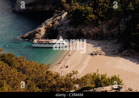 Nave traghetto Cala Sisine beach, Sardegna Foto Stock