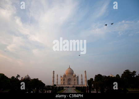 Vista del Taj Mahal, famoso monumento e Mausoleo, sito Patrimonio Mondiale dell'UNESCO in Agra, Uttar Pradesh, India, Asia Foto Stock