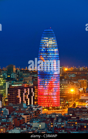 Vista della Torre Agbar (Agbar Tower) e lo skyline di Barcelon, Spagna. Il 32-ufficio di storia highrise misure 142 m Foto Stock