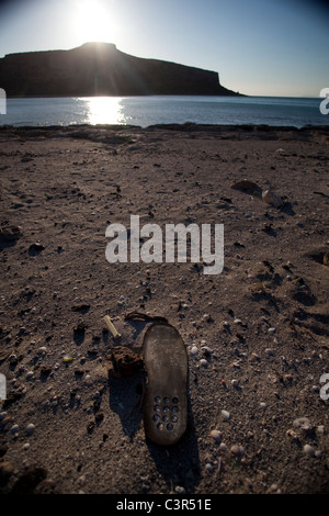 Scartato scarpa sulla spiaggia di Balos, sulla penisola di Gramvousa, nel nord ovest di Creta, Grecia. Foto Stock