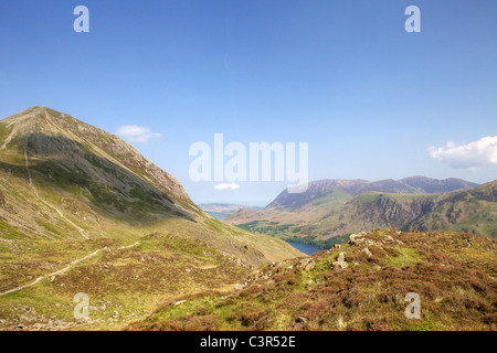 A piedi fino e oltre Haystacks in Ennerdale Valley Foto Stock