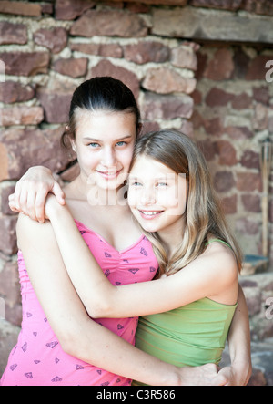 Due sorelle che abbraccia, ritratto Foto Stock