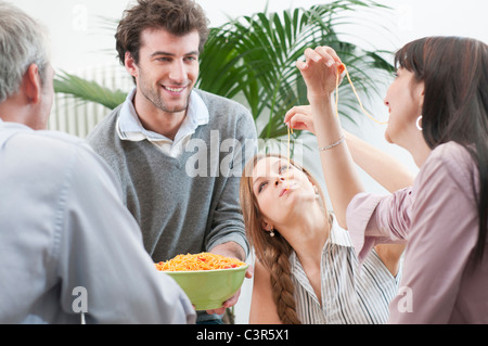 Gli amici di spaghetti di degustazione per il pranzo Foto Stock