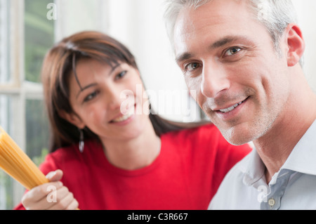 Ritratto di coppia felice per la cottura Foto Stock