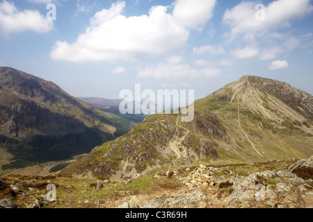 A piedi fino e oltre Haystacks in Ennerdale Valley Foto Stock