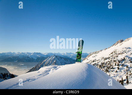 Snowboard nel paesaggio invernale Foto Stock