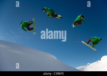 Snowboarder pericoloso free ride jump Foto Stock