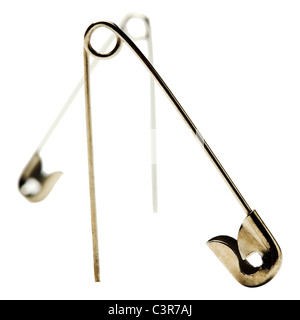 Due perni di sicurezza isolato su bianco Foto Stock