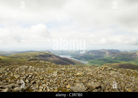 A piedi fino e oltre Haystacks in Ennerdale Valley Foto Stock