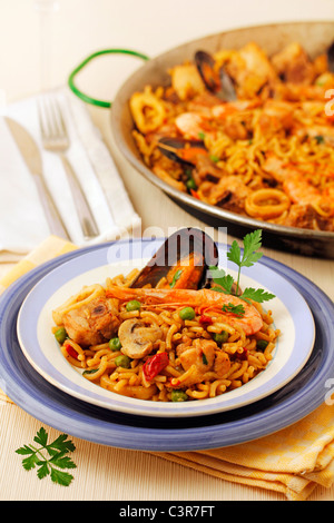 Fideuá con piatti a base di frutti di mare e carne. Ricetta disponibile. Foto Stock