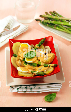 Insalata di patate con asparagi e funghi. Ricetta disponibile. Foto Stock