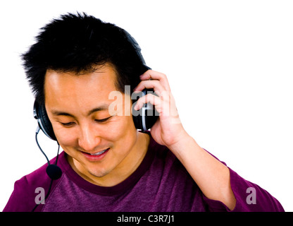 Close-up di un uomo che indossa le cuffie e ascolto di musica isolato su bianco Foto Stock