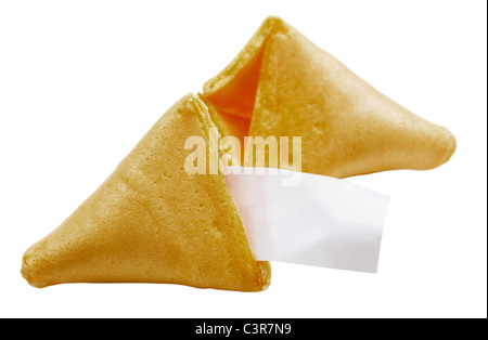 Fortune cookie con un'etichetta vuota isolata su bianco Foto Stock