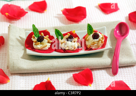 Farcite i petali di rose, ricetta disponibile. Foto Stock