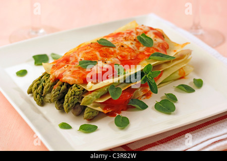 Luce lasagne di asparagi. Ricetta disponibile. Foto Stock