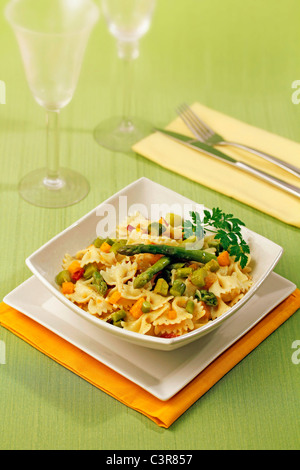 Farfalle con asparagi. Ricetta disponibile. Foto Stock