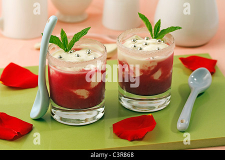 Yogurt con confettura di rose. Ricetta disponibile. Foto Stock