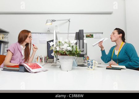 La donna che lavora in un ufficio Foto Stock