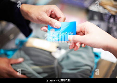 Il pagamento con carta di credito Foto Stock