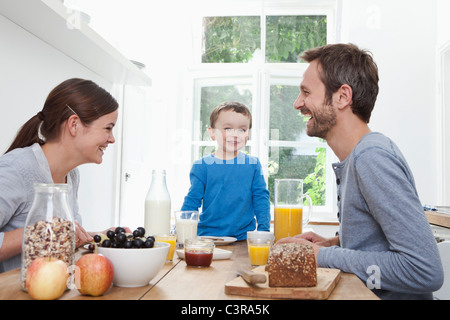 In Germania, in Baviera, Monaco di Baviera, Famiglia avente colazione insieme felicemente Foto Stock