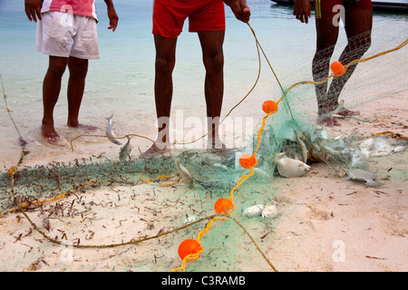 I pescatori, gli uomini con rete da pesca sulla spiaggia, laccadives, delle Laccadive, India Foto Stock