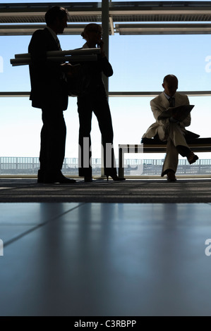 Shillouete di buisness di persone in un corridoio Foto Stock