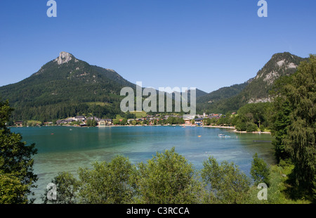 Austria, Salzkammergut, Fuschl, Schober, vista lago Fuschlsee con mountain in background Foto Stock