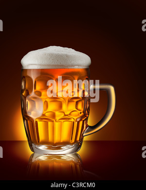 Bicchiere di birra nel buio di sfondo marrone Foto Stock