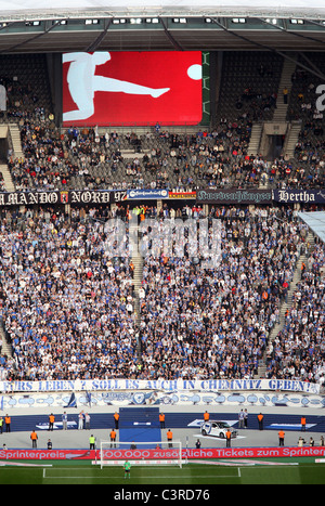 Lo Stadio Olimpico durante una partita di calcio, Berlino, Germania Foto Stock