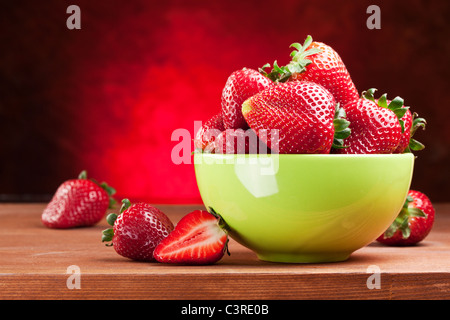 Appetitosa fragola nel recipiente. Isolato su uno sfondo bianco. Foto Stock