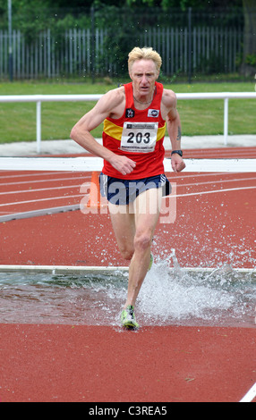 Runner in veterano uomini siepi gara Foto Stock