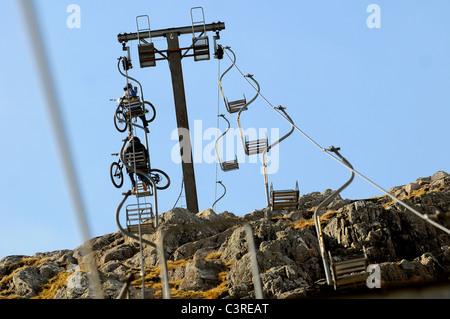 Gli amanti della mountain bike utilizzare il Cliffhanger unica seggiovia a Glencoe Mountain ski resort nelle Highlands della Scozia. Foto Stock