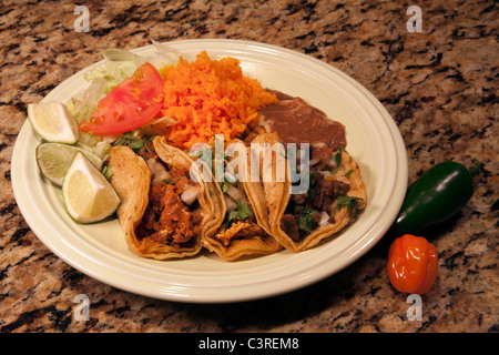 Piastra di tre tacos con riso e fagioli Foto Stock