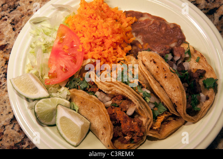 Piastra di tre tacos con riso e fagioli USA Foto Stock