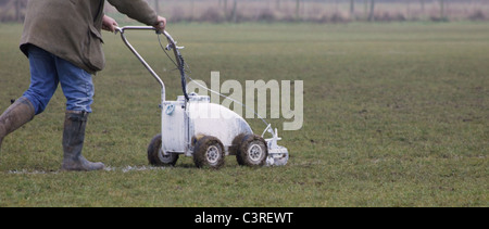 Pittura Groundsman linee bianche sul campo di calcio con una spinta lungo la macchina Foto Stock