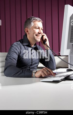 Imprenditore parlando al telefono Foto Stock