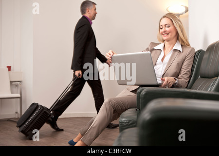 Uomini d'affari in viaggio per lavoro Foto Stock