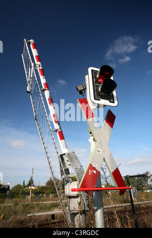Croce di Sant' Andrea con luci di avvertimento e le barriere in corrispondenza di un incrocio ferroviario Foto Stock