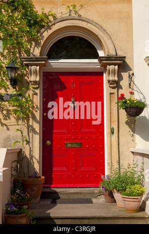 Rosso porta anteriore Georgian House in una terrazza Cheltenham Spa Gloucestershire Inghilterra GB UK EU Europe Foto Stock