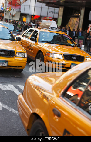 Yellow Cabs in Times Square a New York City, Stati Uniti d'America Foto Stock